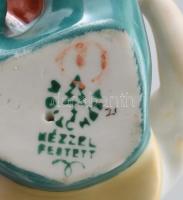 Hollóházi porcelán könyvet olvasó fiú, kézzel festett, jelzett, hibátlan, m: 9 cm