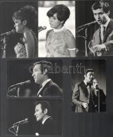 A Táncdalfesztivál énekeseinek (Zalatnay Sarolta, Korda György, Poór Péter, Koncz Zsuzsa, Aradszky László stb.) sokszorosított fotói, hátoldalon dalszövegekkel, 10 db, 10x15 cm