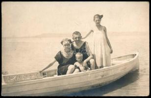 cca 1920 Csónakázó család Balatonlellén, hátoldalon feliratozott fotó, 9x14 cm
