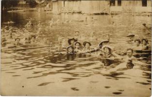 Szovátafürdő, Baile Sovata; fürdőzők a strandon. Adler fényirda / spa guests bathing in the lake. photo (fl)