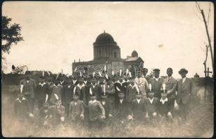 Darutollas sapkát viselő fiúcsoport fotója, háttérben az Esztergomi Bazilika. Dombornyomott "Tumpek - Paks" jelzéssel. 9x14 cm