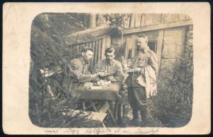 cca 1916 4 db I. világháborús front életet bemutató fotólap: karácsony, konyha, városkép, stb