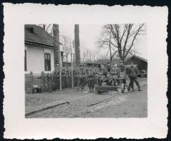 cca 1940 Kerlés vasútállomás (Észak-Erdélyben), magyar katonák hajtánnyal, fotó, 6x7 cm