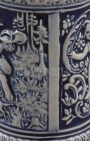 Gerz vadászmintás söröskorsó, steinzeug, vadászjelenettel és vadászó puttós jelenettel díszített, je...