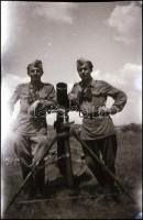 Második világháborús katonák, egyiken aknavetővel, 2 db fotónegatív, 6x9 cm