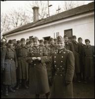 cca 1940-1945 Második világháborús katonák, tisztek fotónegatívokon, összesen 6 db, 6x6 cm