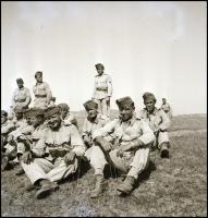 cca 1940-1945 Második világháborús katonák, tisztek fotónegatívokon, összesen 6 db, 6x6 cm