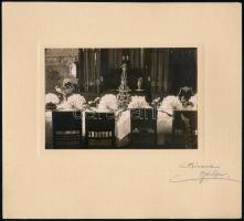 cca 1920-1940 Elegáns enteriőr terített asztallal, kartonra kasírozott, ezüst zselatinos fotó Divald bártfai műterméből, jelzett a kartonon, 14,5x9,5 cm