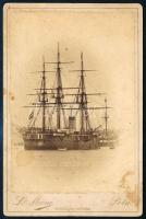 cca 1880 S.M.S. Kaiser (Bellona) (1859-1920) hadihajó az újjáépítése után oldalsó nézete. A hajó a LIssai csatában sérült meg 1866-ban. Kabinetfotó Mioni. Kissé foltos. 11x17 cm / S.M.S. Kaiser after her reconstruction in 1871, viewed from the stern, starboard side.   Sepia photograph (vertical, 11.6 cm x 16.4. cm) by the studio of L. Mioni, Pola.