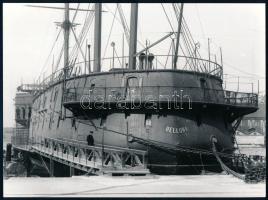 cca 1880 S.M.S. Bellona (ex Kaiser) (1859-1920) hadihajó Polában. régi negatívról készült modern nagyítás Alois Beer fotójáról 24x18 cm / S.M.S. Bellona Black-and-white modern enlargement. The original was published in 1914 by F.W. Schrinner of Pola after a photograph by Alois Beer. It is a very sharp and detailed rear view of this casemate ship.24x18 cm