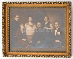 cca 1930-40 Erdélyi magyar család csoportképe, férfi egyenruhában, jelzés nélküli fotó. Kissé foltos...