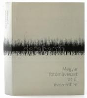Magyar fotóművészet az új évezredben. (Kiállítási katalógus). Szerk.: Baki Péter. Bp., 2013, Magyar Nemzeti Galéria. Gazdag képanyaggal illusztrálva. Kiadói kartonált papírkötés, kiadói papír védőborítóban.