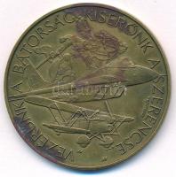 1998. "60 éves a Magyar Légierő" részben festett, bronz emlékérem. Szign.: Bognár György (...