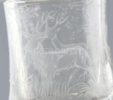 6 db vadászjelenetet ábrázoló, ónfedeles mini üvegkorsó, m: 7,5 cm + kézzel faragott fa tálca, 30,5x...