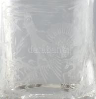 6 db vadászjelenetet ábrázoló, ónfedeles mini üvegkorsó, m: 7,5 cm + kézzel faragott fa tálca, 30,5x...