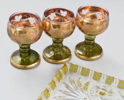6 db aranyozott, csiszolt szőlőmintás talpas üvegpohár, kopásokkal, m: 11 cm + kristály tálca, 34x15...