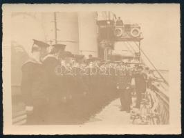 1917 S.M.S. Satellit (1883-1920) torpedó romboló hadihajó legénysége, hátoldalán ritka hajópecséttel / An officer reviews the crew lined up on the deck of S.M.S. Satellit. With the ship's oval seal with the two crowns, introduced in 1917: K.u.K. KRIEGSMARINE * S.M.S. SATELLIT * Kalis/Kohl No. 8 [type DO 1a] violet - Liebhaberpreis! 9x12 cm