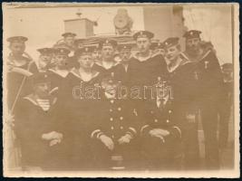 1917 S.M.S. Satellit (1883-1920) torpedó romboló hadihajó legénysége, hátoldalán ritka hajópecséttel / An officer with the crew on the deck of S.M.S. Satellit. With the ship&#039;s oval seal with the two crowns, introduced in 1917: K.u.K. KRIEGSMARINE * S.M.S. SATELLIT * Kalis/Kohl No. 8 [type DO 1a] violet - Liebhaberpreis! 9x12 cm