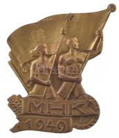 1949. MHK (Munkára Harcra Kész) aranyozott bronz kitűző (~32x29mm) T:AU kissé kopott aranyozás, a tűt biztosító kapocs hiányzik