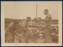 1917 S.M.S. Satellit (1883-1920) torpedó romboló hadihajó legénysége a hátsó torpedócsőnél. Hátoldalán ritka hajópecséttel / Several crewmembers make ready the aft torpedo tube on S.M.S. Satellit.  The back bears the ship's oval seal with the two crowns: K.u.K. KRIEGSMARINE * S.M.S. SATELLIT * Kalis/Kohl No. 8 [type DO 1a] violet - Liebhaberpreis!