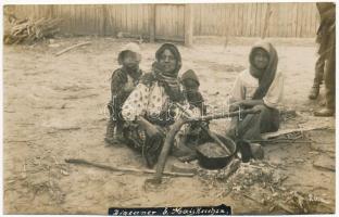 Romania, Zigeuner b. Maiskuchen / cigányok kukorica málé főzés közben / gypsy folklore, cooking Mamaliga. photo