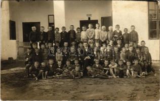 1914 Bihar, Biharia; iskola udvara tanulók csoportképével / school yard, group photo (fl)