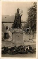 Budapest I. XI. Ince Pápa Szobra a Hess András tér 5. szám alatt