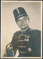 1941 Vásony Béla (1910-1988) huszár százados (I. honvéd huszárezred) portréja kitüntetésekkel, hátoldalán autográf ajándékozási soraival és datálásával valamint Photo Inkey bélyegzőjével, fénykép, 13,5x9,5 cm.