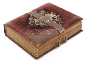 Régi, XIX. sz végi fotóalbum sok viziktkártyával és kabinetfotóval, néhány későbbi képpel is. Össz 42 fotó