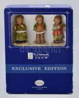 Hummel Exclusive Edition 3 darabos porcelán figura kollekció, két énekes és egy hegedűs, fa dobogóval, kissé sérült díszdobozban, figurák m: 10 cm