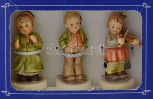 Hummel Exclusive Edition 3 darabos porcelán figura kollekció, két énekes és egy hegedűs, fa dobogóva...