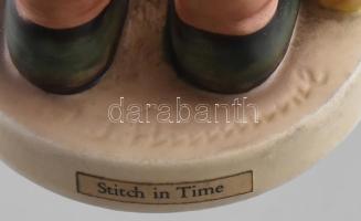 Hummel kötögető kislány. Jelzéssel, kézzel festett, hibátlan, m: 17 cm