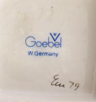 Hummel virágárus lány. Kézzel festett, jelzéssel, hibátlan, m: 12,5 cm