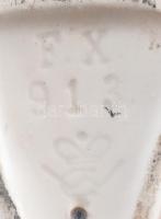 Hummel piros kalapos kislány. Jelzéssel, kézzel festett, hibátlan, m: 7,5 cm