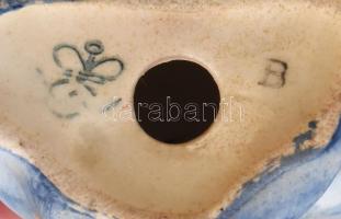 Hummel gitározó kislány. Jelzéssel, kézzel festett, hibátlan, m: 10 cm