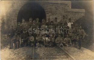 1915 Első világháborús osztrák-magyar katonai kommandó a vasúti alagút előtt / WWI K.u.k. military, soldiers in front of the railway tunnel. photo (fa)