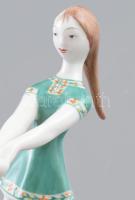 Hollóházi táncoló lány pár. Kézzel festett, jelzett, egyik szoknyán gyári mázazási hiánnyal, m: 17,5...