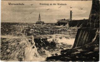 Warnemünde, Brandung an der Westmole / west pier, lighthouse