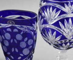 Ajka 8 darabos csiszolt kék ólomkristály asztali szett: váza, fedeles kínáló, ovális váza, dugós üve...