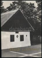 Istenes József: ,,Szent a küszöb..." Petőfi szülőháza. Kiskőrös, 1980, Katona József Múzeum. Hatodik, átdolgozott kiadás. Kiadói papírkötés. A szerző által aláírt példány, a címlapon "Petőfi szülőháza, Kiskőrös" bélyegzővel. + 2 db bélyegzővel ellátott képeslap (Petőfi és szülőháza)