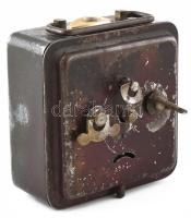 Antik asztali óra, gombja hiányzik, fém házzal, kopással, m: 10,5 cm