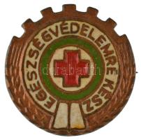 ~1950-1960. "Egészségvédelemre kész" festett, zománcozott bronz jelvény (19mm) T:AU