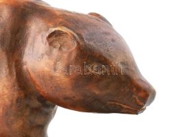 Benczédi Sándor (1912-1998): Medve. Faragott pácolt fa, fa talapzaton. Jelzéssel, minimális kopottsá...