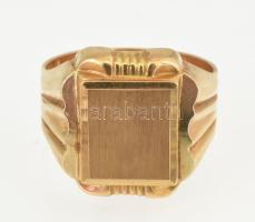 18K arany (Au) pecsétgyűrű jelzett, mesterjegyes, nem vésett m: 61, 11,8 g