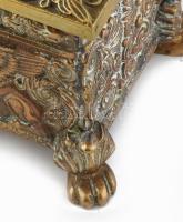 Antik masszív bronz ládika, oroszlánlábas talpazattal, oldalain griffmadaras díszítéssel, a figuráka...