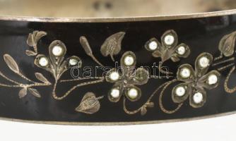 Ezüst (Ag) gyászkarkötő zománc és gyöngyház díszítéssel, jelzett. d: 6,5 cm, br 31,29 g