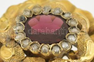 18K arany bross gyöngyökkel (egy hiányzik) és rubinnal ékítve. Jelzett. 7,6 g 35 mm