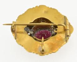 18K arany bross gyöngyökkel (egy hiányzik) és rubinnal ékítve. Jelzett. 7,6 g 35 mm