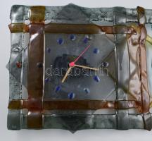 Kalmár Pál: Falióra. Anyagában színezett üvegblokkokból épített iparművész falióra, jelzéssel, ingáv...