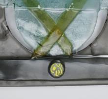 Kalmár Pál: Falióra. Anyagában színezett üvegblokkokból épített iparművész falióra, jelzéssel, ingáv...